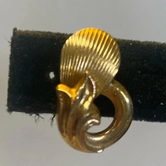 ALICE SCREW BACK EARRINGS IN GOLD - Picture 4 of 10